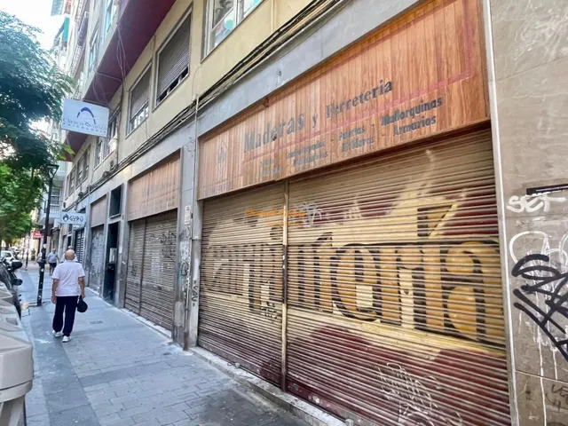 LOCAL de 1200m2 en alquiler con posibilidad de salida de humo — 2