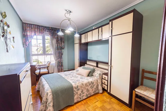 Piso espacioso con terraza y balcón en urbanización privada — 7