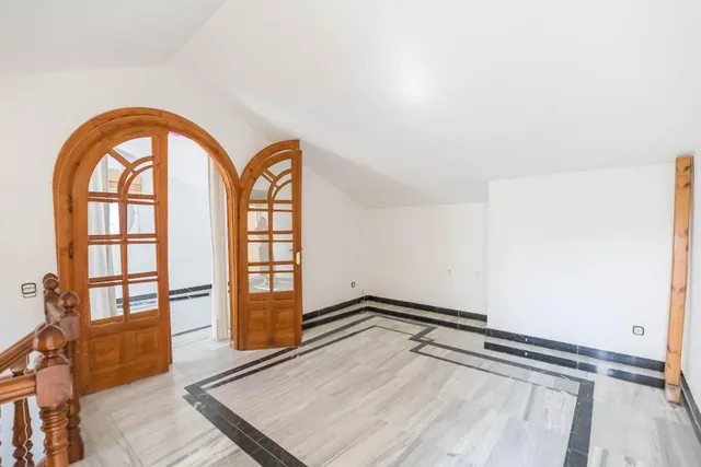 Amplio y céntrico ático con terraza y vistas al mar en Fuengirola — 2