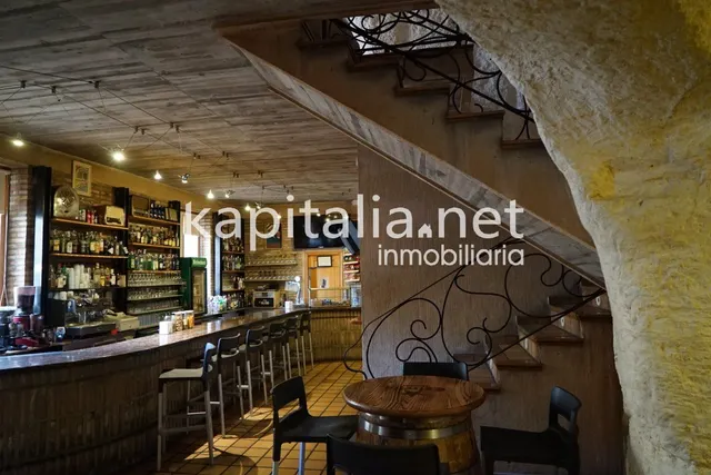 Bar en la emblemática población de Bocairent. — 8