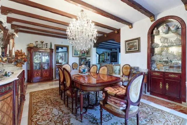 VENTA DE VILLA PAREADA EN EL CENTRO DE MARBELLA. 8 DORMITORIOS, JARDÍN CON PISCINA Y PARKING. — 18