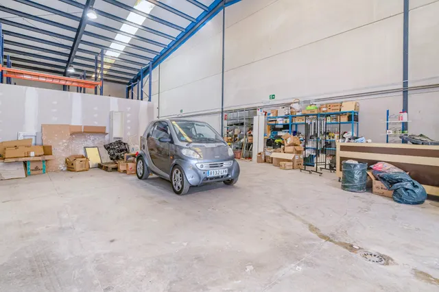 Nave industrial de 396 m2 con despacho y altillo en Vegas del Genil — 3