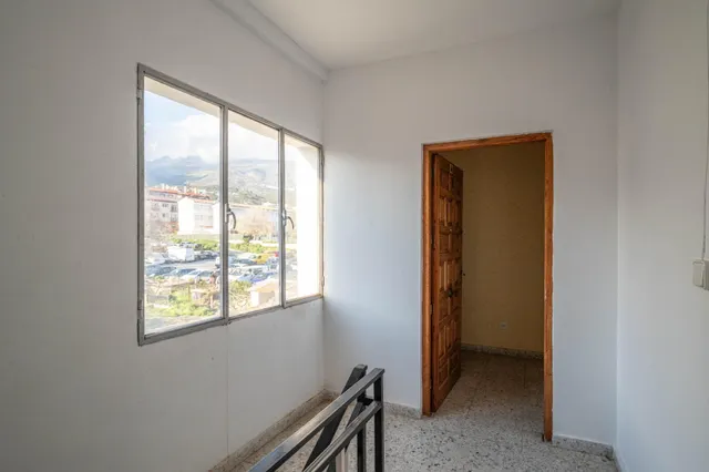 TRES AMPLIOS PISOS,LOCAL COMERCIAL , GARAJES Y GRAN SOLAR, EN EN CENTRO DE ORGIVA — 40