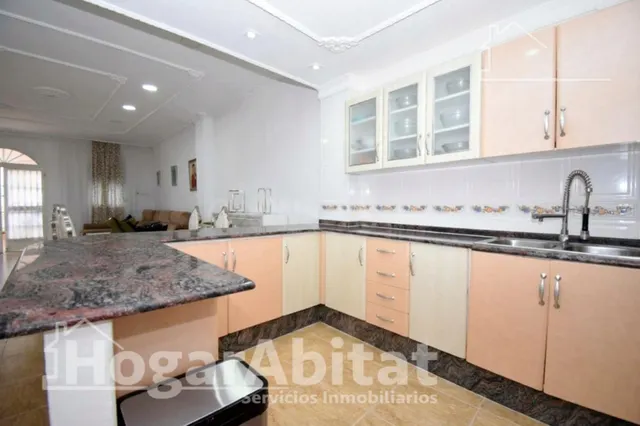 Gran patio privado y excelente ubicación en esta amplia planta baja en El Cabanyal — 3
