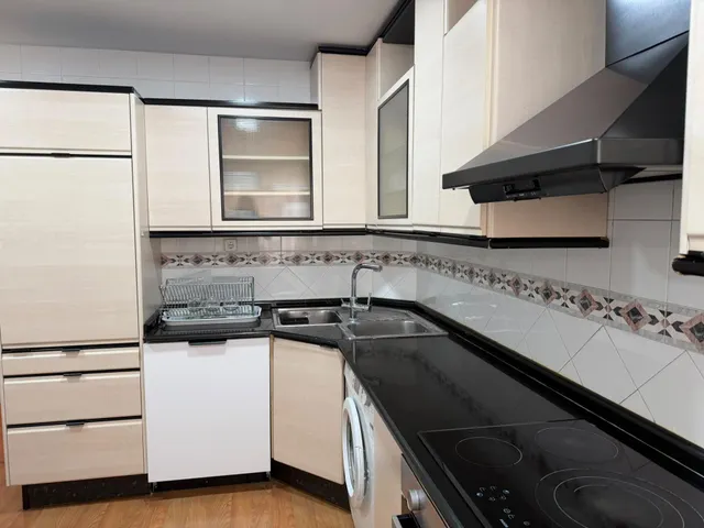 Se alquila amplio piso con plaza de parking — 21