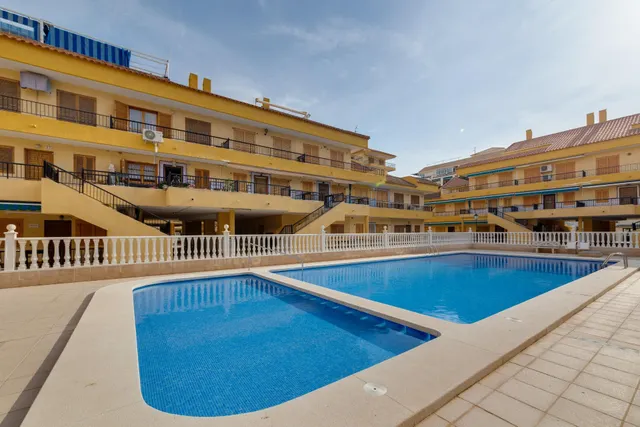 Apartamento semi reformado con orientación sur, vistas laterales al mar y piscina comunitaria. — 30
