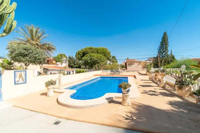 Chalet pareado con piscina, amplia parcela y alta eficiencia energética en Los Balcones — 37