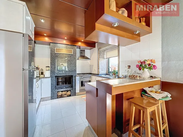 CASA EN VENTA EN RIANXO CON PATIO Y HORREO — 34