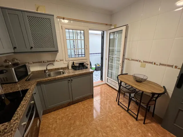 Chalet adosado en Orihuela Costa con piscina, jardín y terra - foto 2