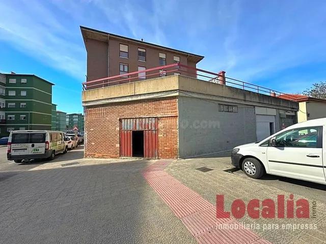 Local comercial con dos entradas en Torrelavega. — 3