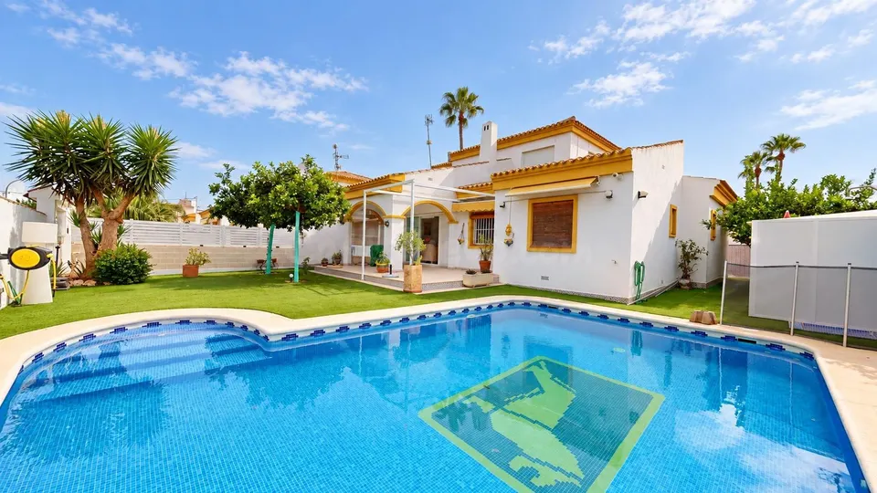 VILLA INDEPENDIENTE CON PISCINA, JARDÍN Y 5 DORMITORIOS EN TORRE DE LA HORADADA