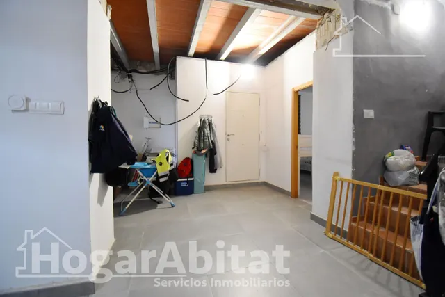 Casa luminosa y esquinera con balcón y dos terrazas, toda amueblada, en el centro — 23