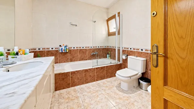 Ático dúplex de 5 dormitorios en el corazón de Valls con garaje privado y piscina — 36