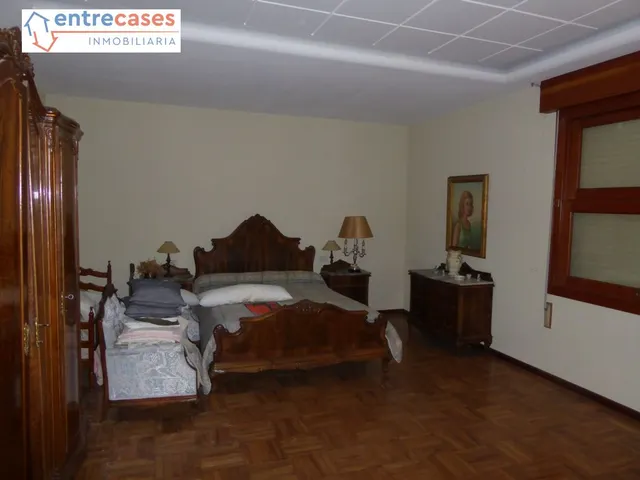 CASA A TRES ESQUINAS SITUADA A ESCASOS METROS DE LA IGLESIA DE LA ASUNCION. — 15