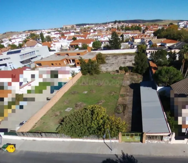 AMPLIO SOLAR DE 1.100 M2 CON CONSTRUCCIÓN EN EL BARRIO FRANC - foto 2