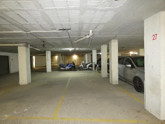 CALONGE: Gran plaza de parking de 18 m2. para coche y moto, 