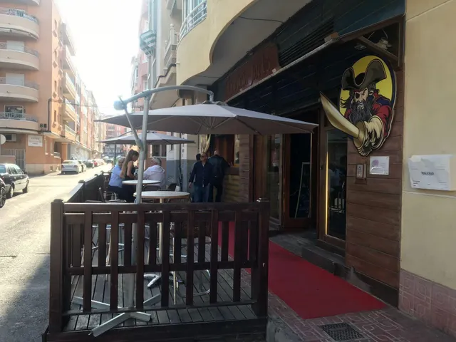 "Crea un ambiente acogedor y atractivo con nuestro bar de madera hecho a medida" — 7