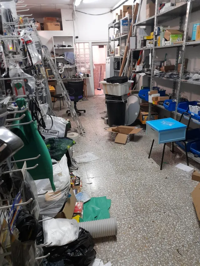 SE VENDE LOCAL /  BUENA ZONA /ZONA CAROLINAS — 3