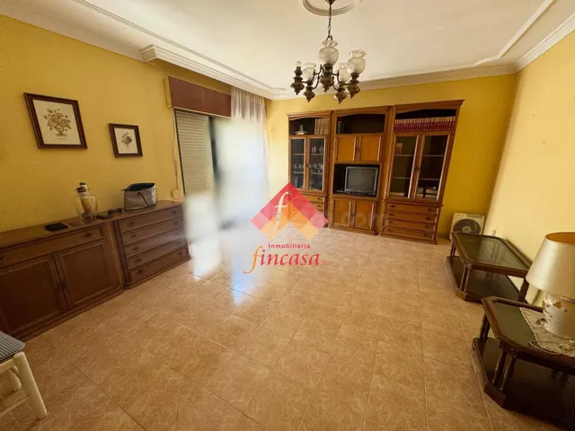 ¡AMPLIO PISO CON COCHERA CERRADA EN EL CENTRO!