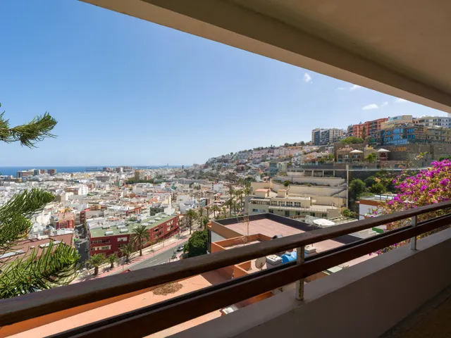 Chalet independiente junto a Paseo de Chil, con jardín, ascensor y vistas a la bahía — 3