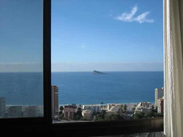 Alquiler todo el año, Apart. 1 dorm. de 90 m2, salón amplio y cocina con isla, reformado, vistas mar — 32