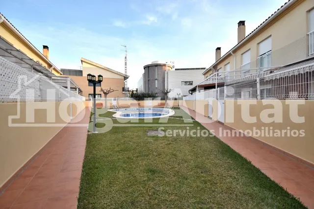 ADOSADO SEMINUEVO CON PISCINA, 2 TERRAZAS Y AMPLIO GARAJE — 12