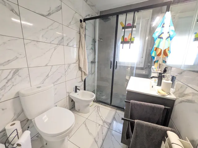CHALET CON PISCINA EN URBANIZACIÓN — 28