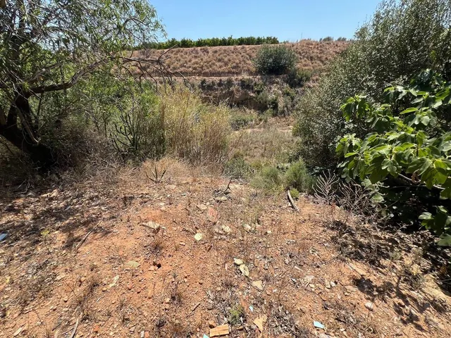 Terreno urbano en Torrent con edificación y frontenis. — 29