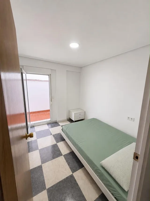 Piso de 3 dormitorios con patio y garaje en Elche — 13