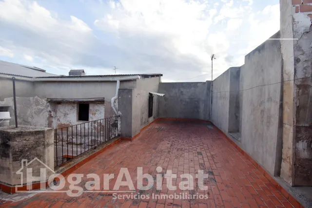Extraordinaria finca con local comercial y múltiples posibilidades de reconversión a reformar en pleno centro — 2