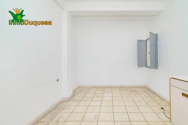 Piso de 4 Dorm. en Camino de Ronda. Para REFORMAR. — 17