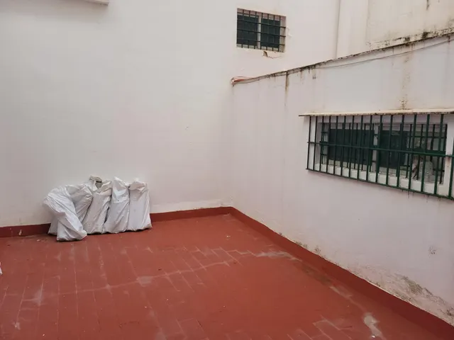 ¡Oportunidad de Inversión Única! Local Comercial en Venta con Gran Potencial de Transformación — 8