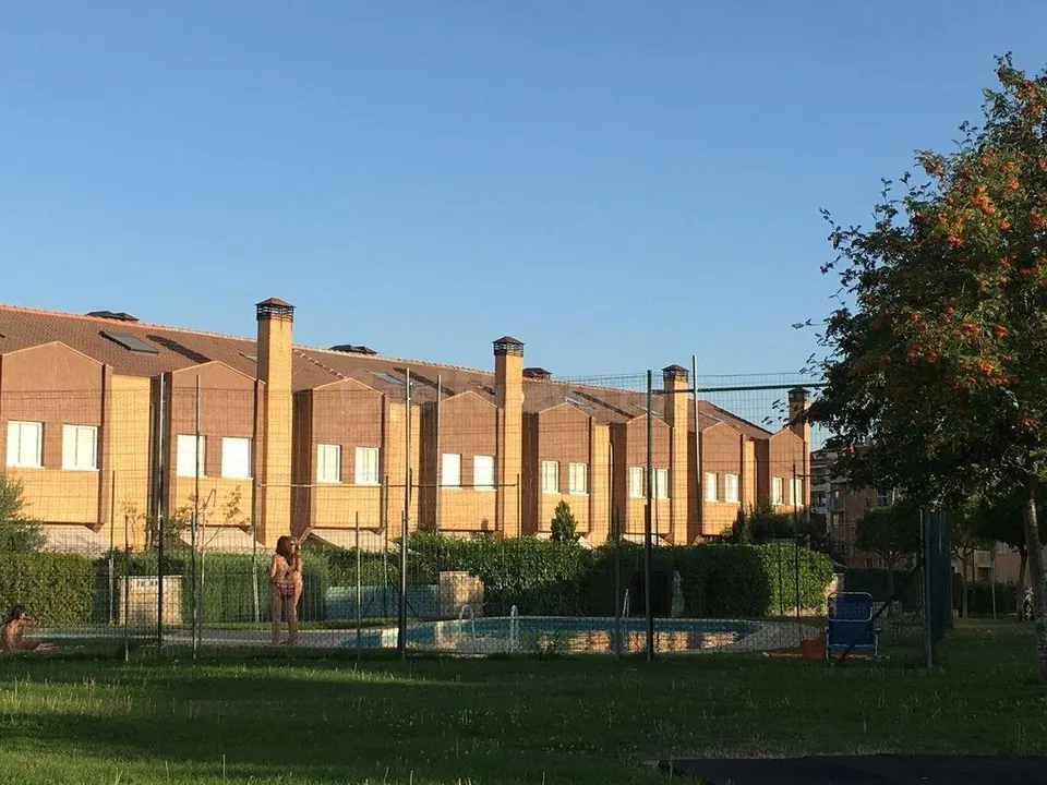¡GRAN OPORTUNIDAD! DÚPLEX DE 200 m2 CON PISCINA, JARDÍN, GARAJE Y TRASTERO POR SOLO 104.999 €