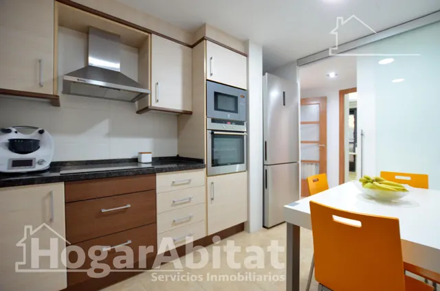 ¡vistas despejadas! amplio, alto y moderno con ascensor y balcón — 35