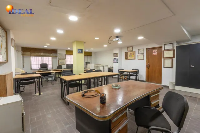 LOCAL COMERCIAL JUNTO A ÁNGEL GANIVET | ESPACIO Y UBICACIÓN. — 3