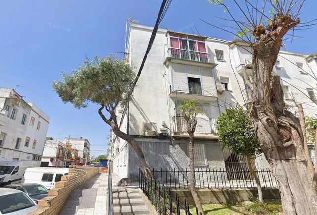 SE VENDE PISO OKUPADO en Calle CHILE Nº 1 San Juan de Aznalfarache (Sevilla) — 2