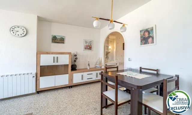 Apartamento idealmente situado en primera línea de mar en Em - foto 4