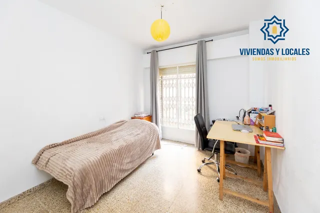 Venta de piso de 4 dormitorios y 2 baños en Granada (Zona Centro) — 14