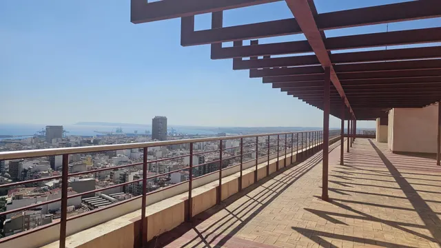 Amplia vivienda de 159 m2 con vistas panorámicas a los dos castillos de Alicante y plaza de garaje — 27