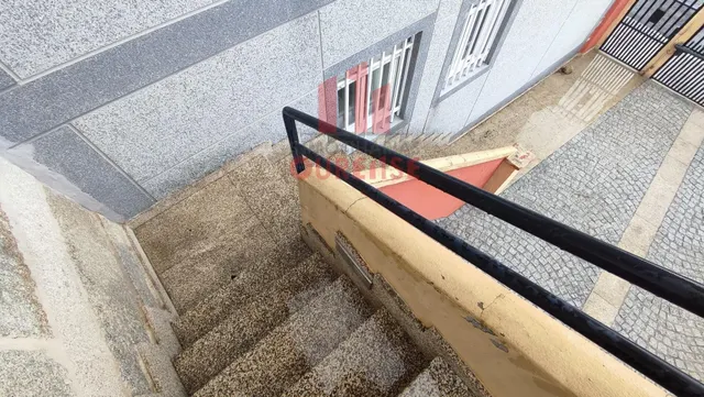 CASA ADOSADA MUY PRÓXIMA AL HOSPITAL DE OURENSE. — 8