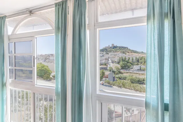 Amplio Adosado en el Corazón de Alcalá la Real con Vistas al Castillo — 45