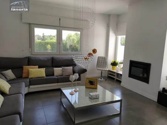 Grupo la Noria Vende Chalet Urbano de 370m2 a pocos km de Albacete. — 25