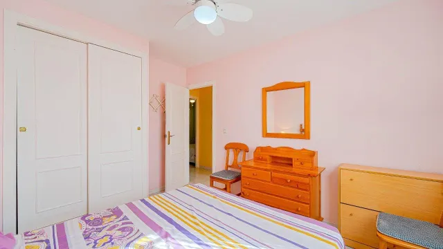 Bungalow en planta baja de 3 dormitorios con jardín y piscina comunitaria en Torrevieja — 9