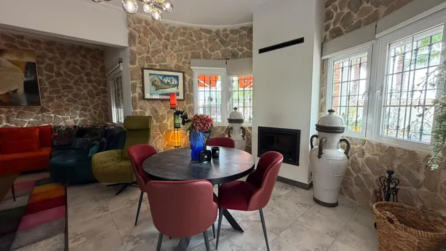 VILLA DE 4 DORMITORIOS Y 3 BAÑOS. PARCELA DE 1.850 M2. CON PISCINA CLIMATIZADA Y CASA DE INVITADOS INDEPENDIENTE EN CATRAL. — 14