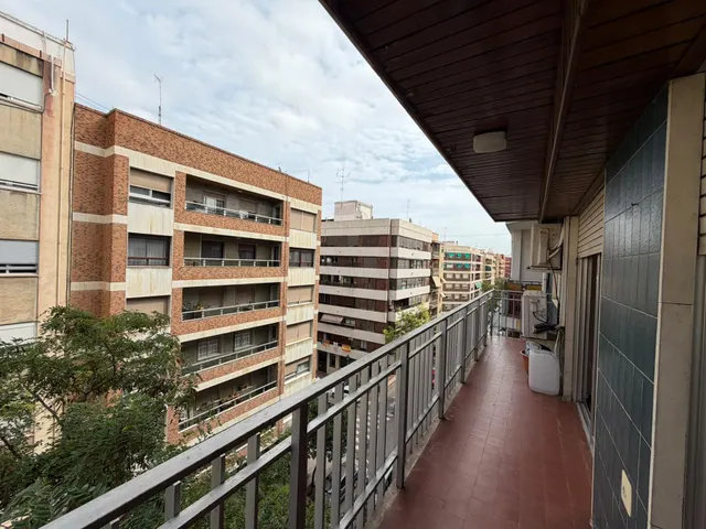 Se alquila amplio piso con plaza de parking — 16