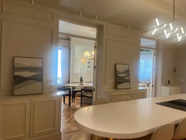 Se alquila piso señorial en la calle Velázquez totalmente exterior  con 8 balcones a la calle — 36