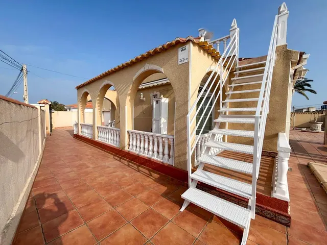 Chalet con piscina y amplias estancias en El Chaparral — 21