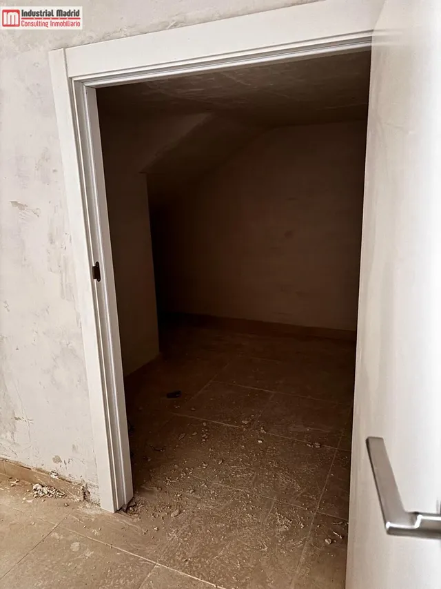 OPORTUNIDAD LOCAL EN EXCELENTE ZONA DE ARGANDA DEL REY — 11