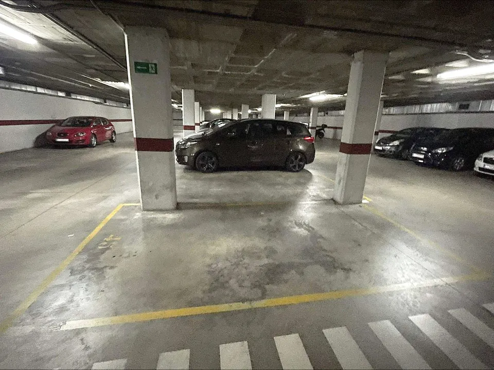OCASIÓN: PLAZA PARA COCHE GRANDE O COCHE + MOTO EN PARQUE DE LA APARADORA