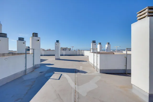 Apartamento de 2 dormitorios con piscina comunitaria en Torrevieja — 26